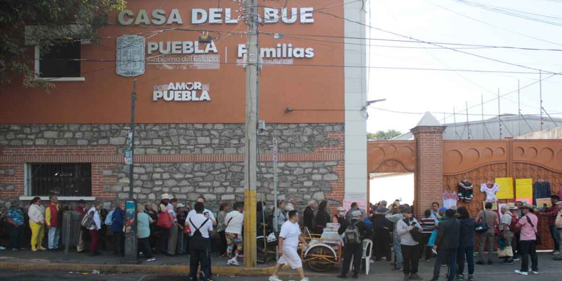 Protestan abuelos por maltratos y restricciones en la Casa del Abue