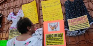 Protestan abuelos por maltratos y restricciones en la Casa del Abue