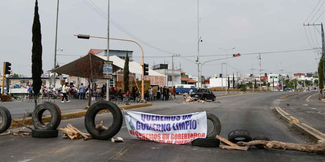 Segundo día de bloqueo en Atlixco: autoridades aún sin respuesta a las demandas ciudadanas