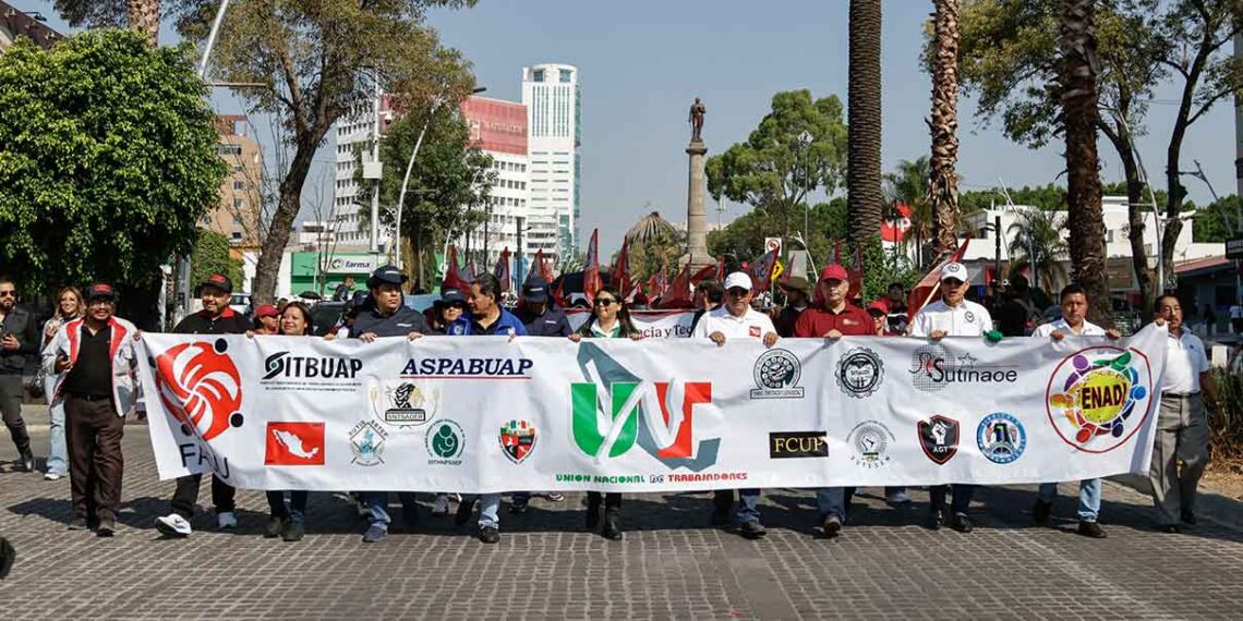 Trabajadores poblanos exigen justicia laboral en marcha por Día del Trabajo