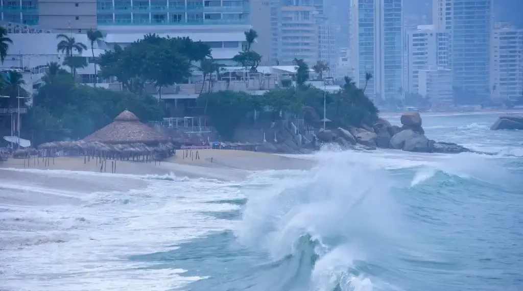 Se estima que, a lo largo del día, la tormenta Alvin se desplace de manera paralela a las costas del Pacífico central mexicano. (Cuartoscuro)