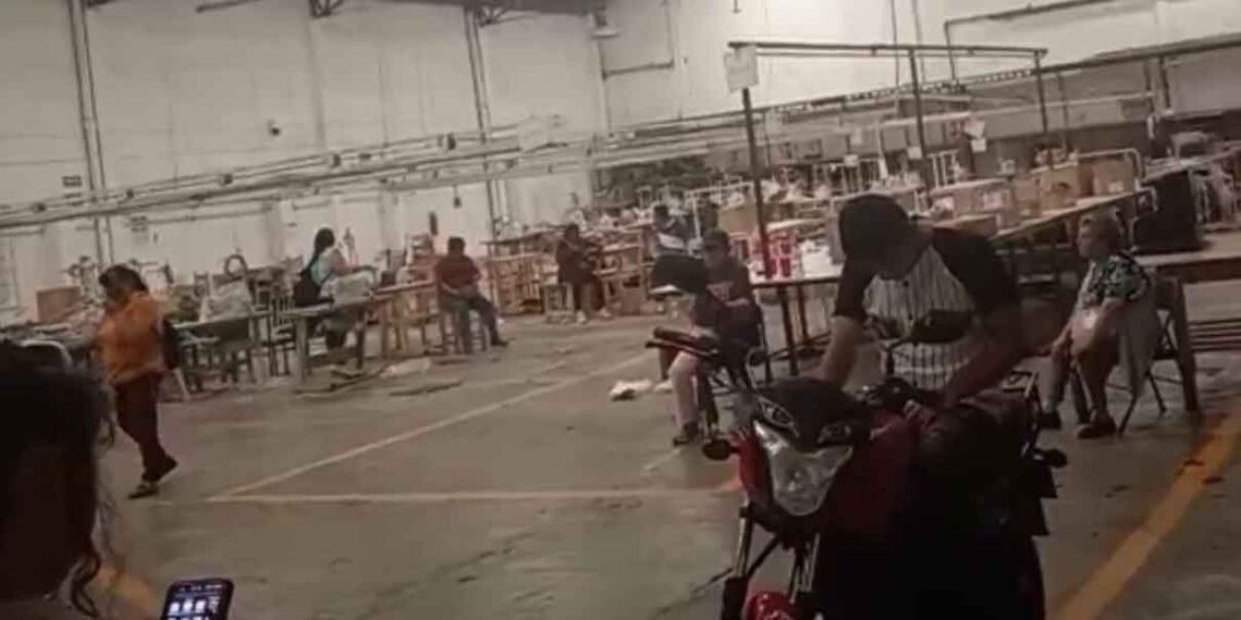 Trabajadores denuncian abandono tras cierre inesperado de maquiladora en Puebla