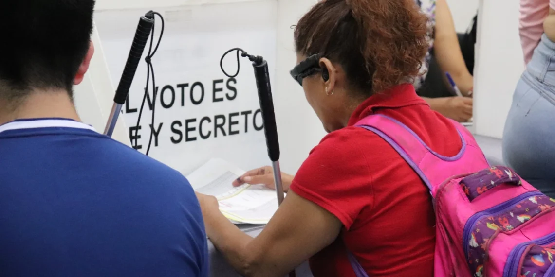 Pese a bajo presupuesto, INE busca garantizar el voto de personas con discapacidad