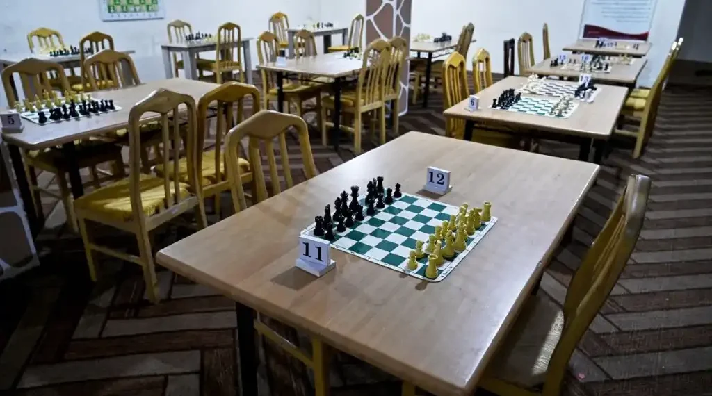 Tableros de ajedrez guardados en una sala vacía, sin jugadores, en el Club de Ajedrez Élite de Kabul. (AFP)