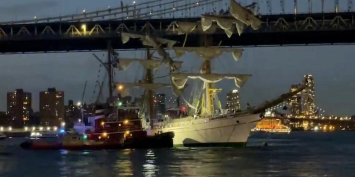 El accidente fue captado por paseantes del Río Hudson. (Especial)