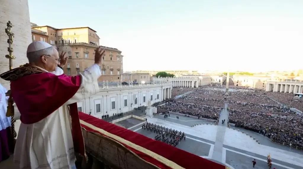Esta foto muestra al recién elegido papa León XIV, Robert Prevost, dirigiéndose a la multitud desde el balcón central de la Basílica de San Pedro. (AFP)