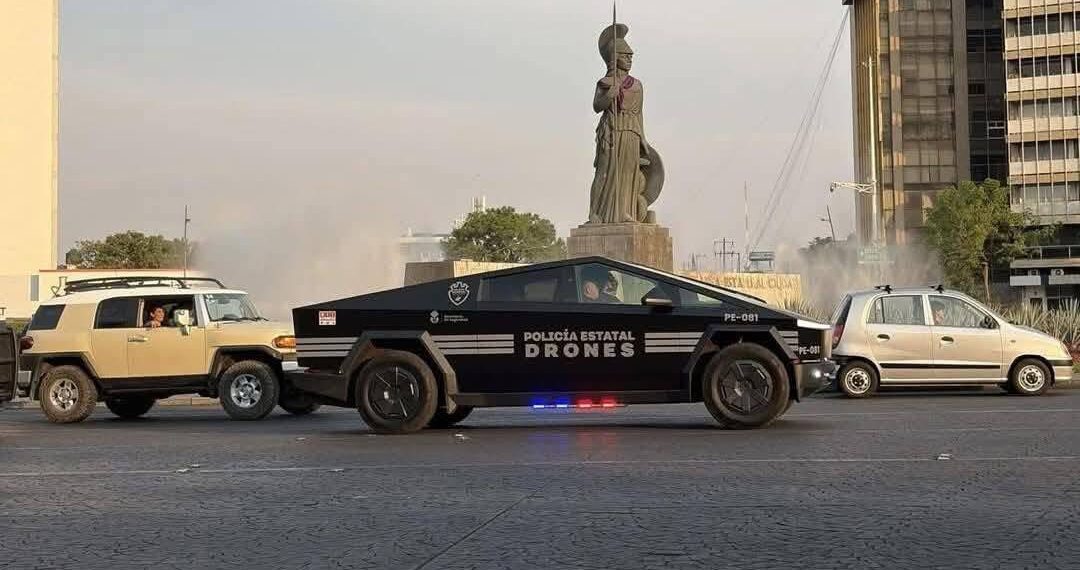 La unidad de Tesla fue vista en la glorieta de la Minerva en la capital de Jalisco. (Especial)
