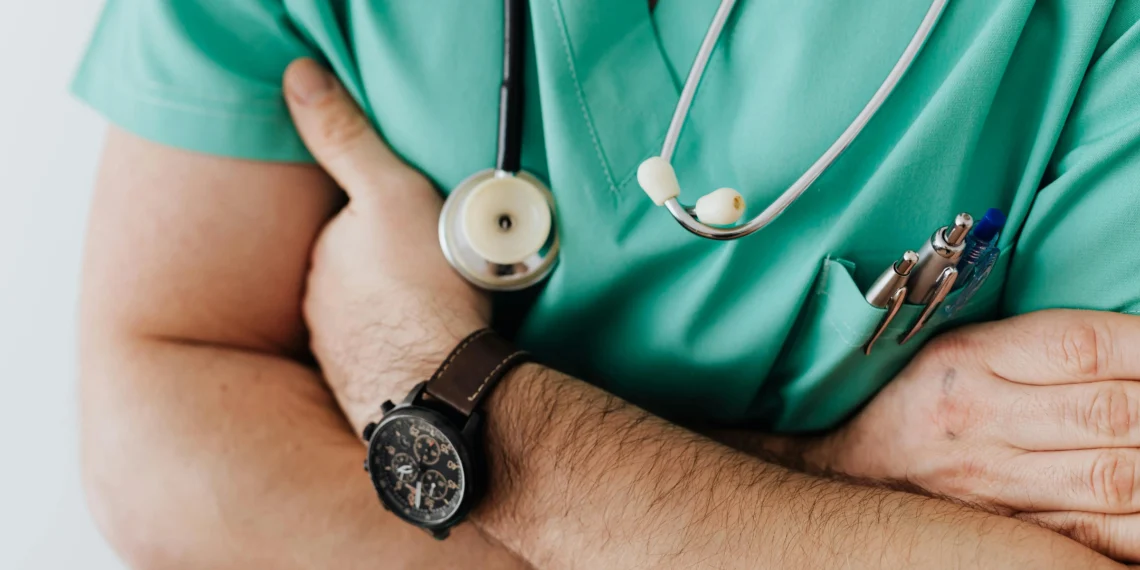 Por déficit de especialistas, se contratará a médicos de otros estados