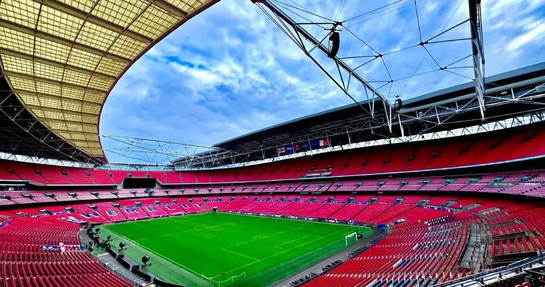 El Estadio de Wembley en el área metropolitana de Londres es uno de los grandes templos mundiales del deporte más popular del mundo. (Pexels)