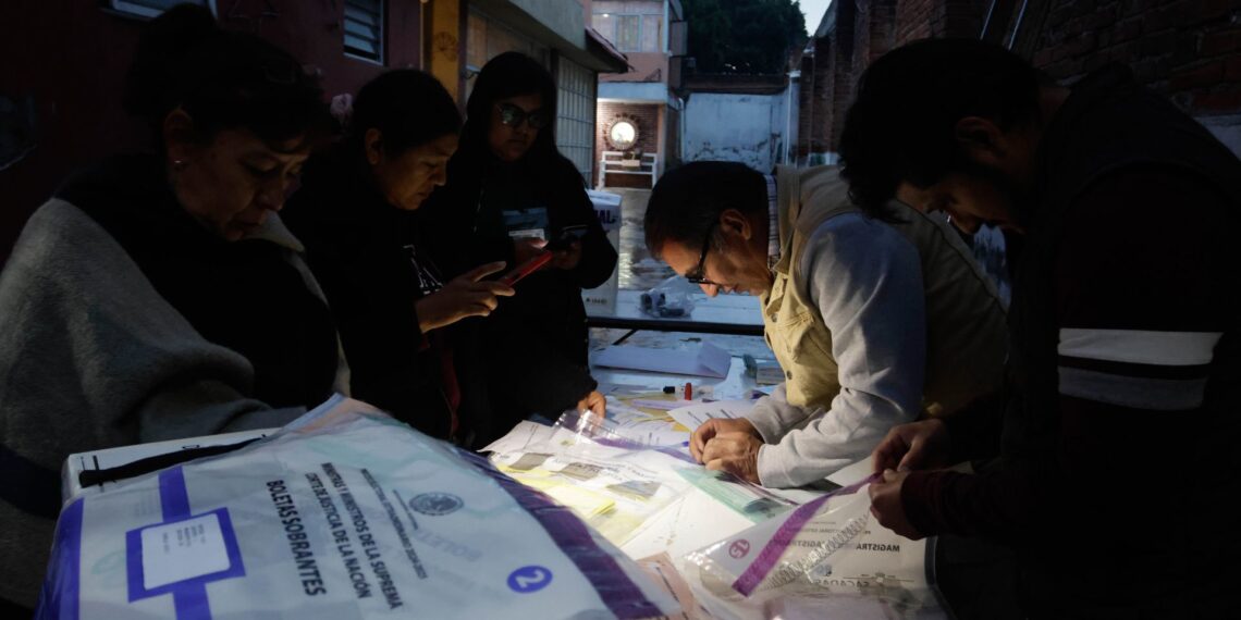 El cierre de casillas del Proceos Electoral del Poder Judicial se retrasó en algunas, debido a que los indicados tardaron en realizar su sufragio. (FOTO: MIREYA NOVO/ CUARTOSCURO).