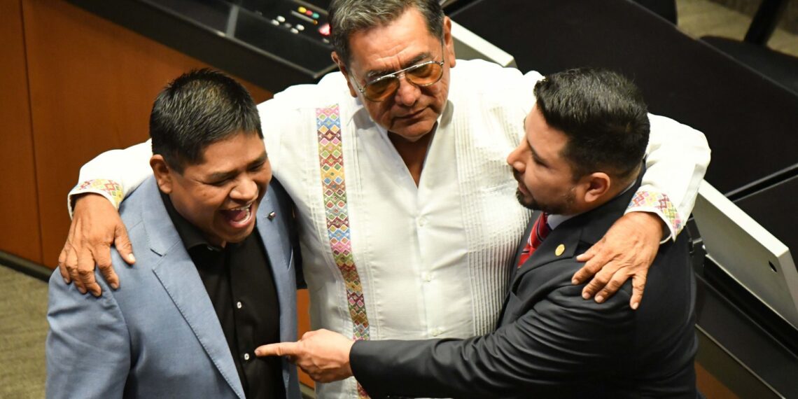 Erasmo Catarino, ganador de La Academia 4, hoy es senador del PVEM, junto a Félix Salgado, senador de Morena, y Erik Iván Jaimes, senador del PRI. (FOTO: MARIO JASSO/CUARTOSCURO.COM)