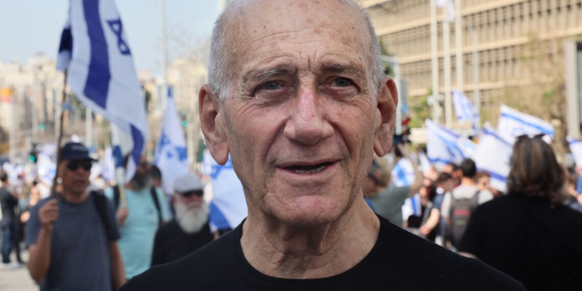 Ehud Olmert expresó su oposición a lo que ha llevado a cabo Netanyahu contra Palestina. (Photo by JACK GUEZ / AFP)