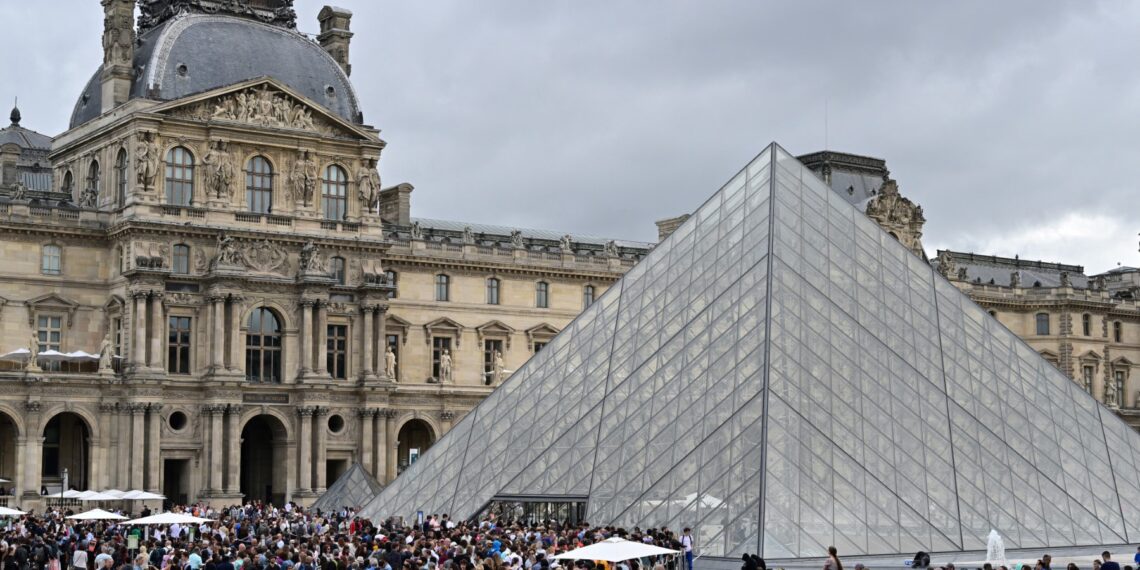 El Louvre es el museo estrella de Paris y sufre por la saturación con el turismo de masas. (Photo by MIGUEL MEDINA / AFP)