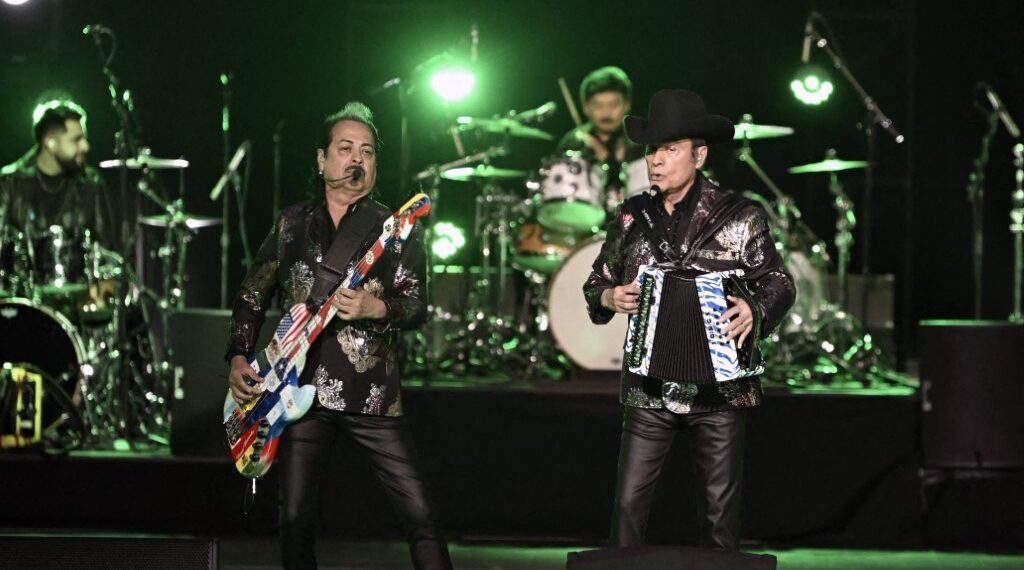 Hernán Hernández y Jorge Hernández de Los Tigres del Norte en un evento en Las Vegas, Estados Unidos.  (Photo by Bryan Steffy / GETTY IMAGES NORTH AMERICA / Getty Images via AFP)
