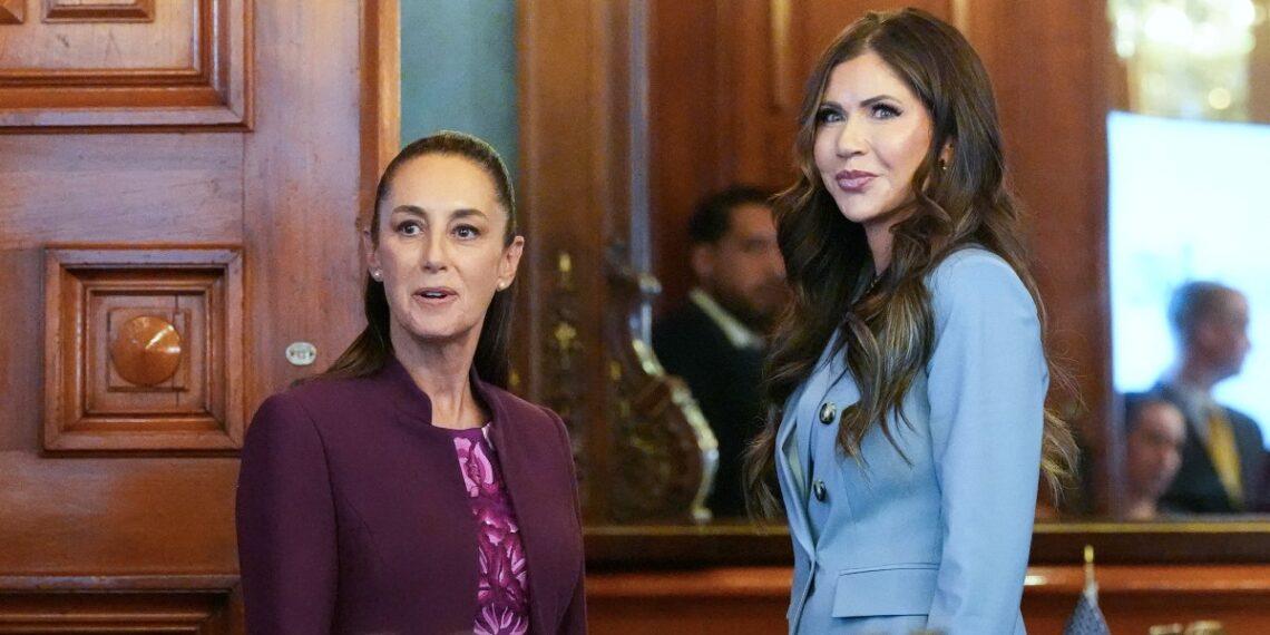 Kristi Noem se encontró con Claudia Sheinbaum en Palacio Nacional el 28 marzo de 2025. (Photo by Alex Brandon / POOL / AFP)