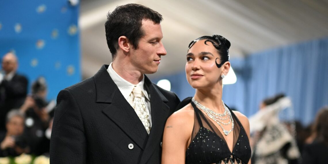 Dua Lipa y Callum Turner se comprometen tras una relación muy discreta. (Photo by ANGELA WEISS / AFP)