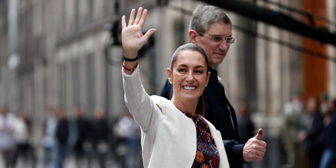 Claudia Sheinbaum junto a su esposo Jesús María Tarriba, después de votar. (Photo by Rodrigo Oropeza / AFP)