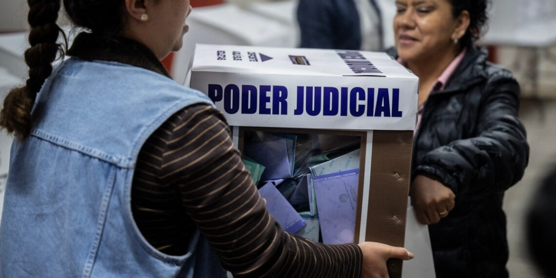 Las elecciones al Poder Judicial son una novedad en México, por su amplitud, pero no son únicas en el mundo. (Photo by Carl de Souza / AFP)