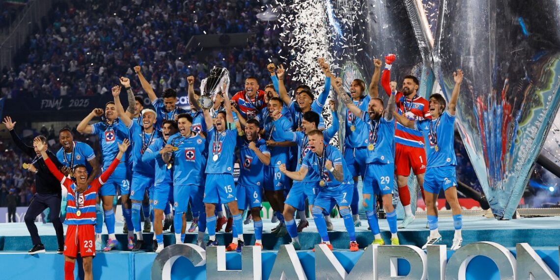 Cruz Azul se impuso con autoridad con un 5-0 ante los Whitecaps de Vancouver. (Photo by DANIEL GAMEZ GUTIERREZ / AFP)
