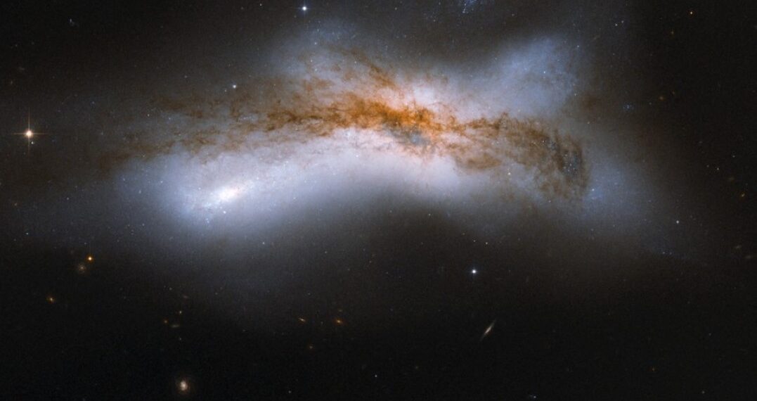 Una imagen creada por la NASA muestra como sería una posible colisión entre las galaxias. (Photo by Handout / NASA/ESA / AFP) / RESTRICTED TO EDITORIAL USE - MANDATORY CREDIT "AFP PHOTO/NASA/ESA/HANDOUT /  " - NO MARKETING NO ADVERTISING CAMPAIGNS - DISTRIBUTED AS A SERVICE TO CLIENTS