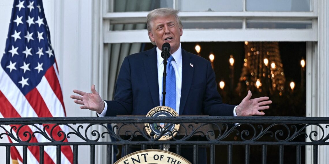 Las decisiones de Donald Trump impactan a millones de personas de 12 naciones. (Photo by Brendan SMIALOWSKI / AFP)