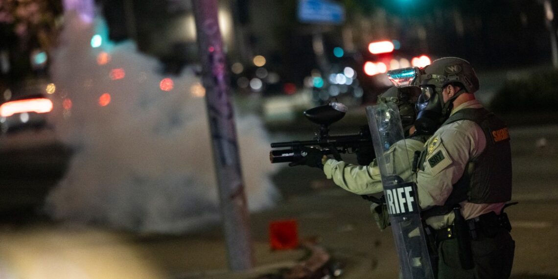 Cerca de 2,000 efectivos fueron desplazados en el área metropolitana de Los Ángeles en una redada masiva anti-inmigrantes. (Photo by ETIENNE LAURENT / AFP)