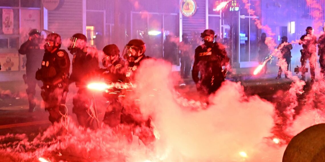 El operativo contra las protestas en el centro de Los Ángeles ha sido seguido por millones lo aparatoso del mismo. (Photo by Frederic J. Brown / AFP)