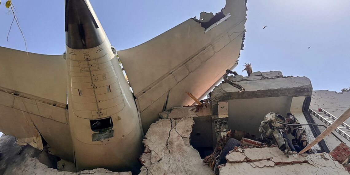 El accidente aéreo dejó más de 200 víctimas en el aeropuerto de Ahmedabad. (Photo by Handout / CENTRAL INDUSTRIAL SECURITY FORCE (CISF) / AFP) / -----EDITORS NOTE --- RESTRICTED TO EDITORIAL USE - MANDATORY CREDIT "AFP PHOTO / CENTRAL INDUSTRIAL SECURITY FORCE (CISF)  " - NO MARKETING - NO ADVERTISING CAMPAIGNS - DISTRIBUTED AS A SERVICE TO CLIENTS