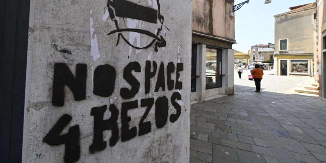 Con grafiti en las calles rechazan la boda del magnate con la leyenda: 'No Space for Bezos'. (Photo by ANDREA PATTARO / AFP)