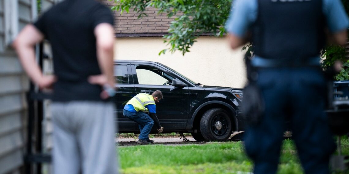 El vehículo de Vance Boelter es remolcado como parte de la investigación. (Photo by Stephen Maturen / GETTY IMAGES NORTH AMERICA / Getty Images via AFP)