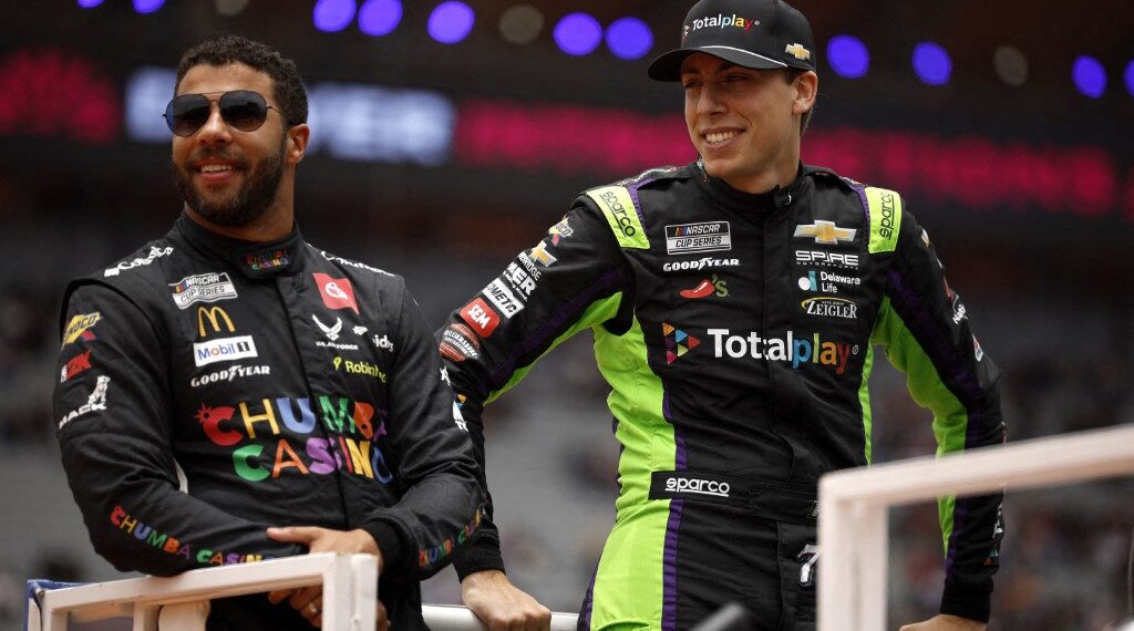 (Der-Izq). Los pilotos Bubba Wallace, y Carson Hocevar, durante la Nascar México City. (Photo by Sean Gardner / GETTY IMAGES NORTH AMERICA / Getty Images via AFP)