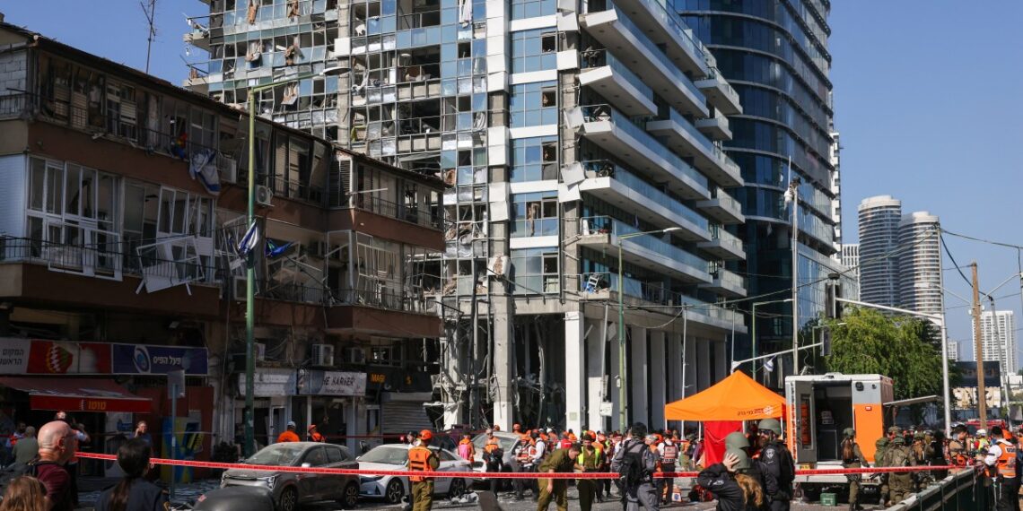 Área bombardeada por Irán en Tel Aviv en los últimos días. (Photo by AHMAD GHARABLI / AFP)