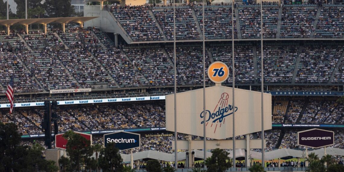 Los Dodgers reconocen su relación con la comunidad de Los Ángeles y la contribución de la población migrante. (Photo by ETIENNE LAURENT / AFP)