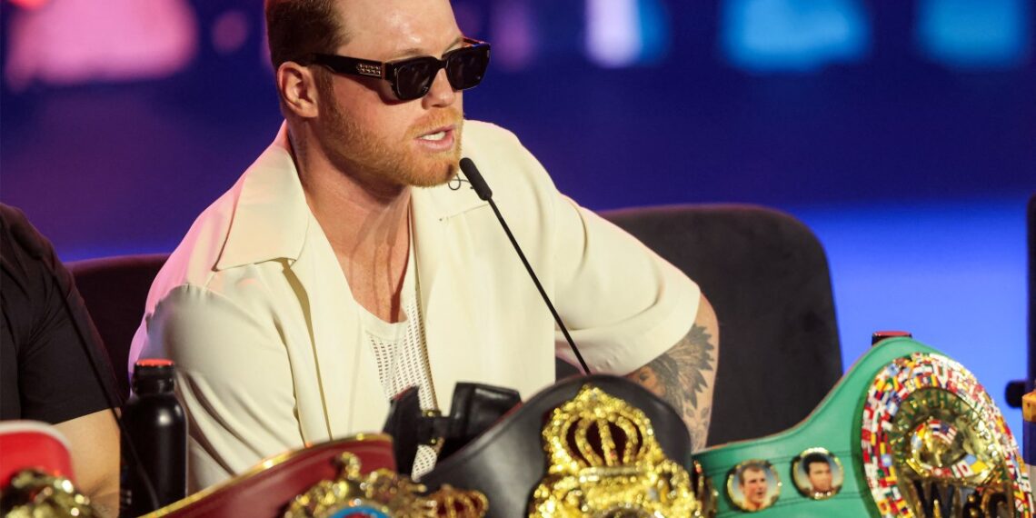 Canelo Álvarez presentó junto a Terence Crawford su próxima pelea. (Photo by Fayez NURELDINE / AFP)