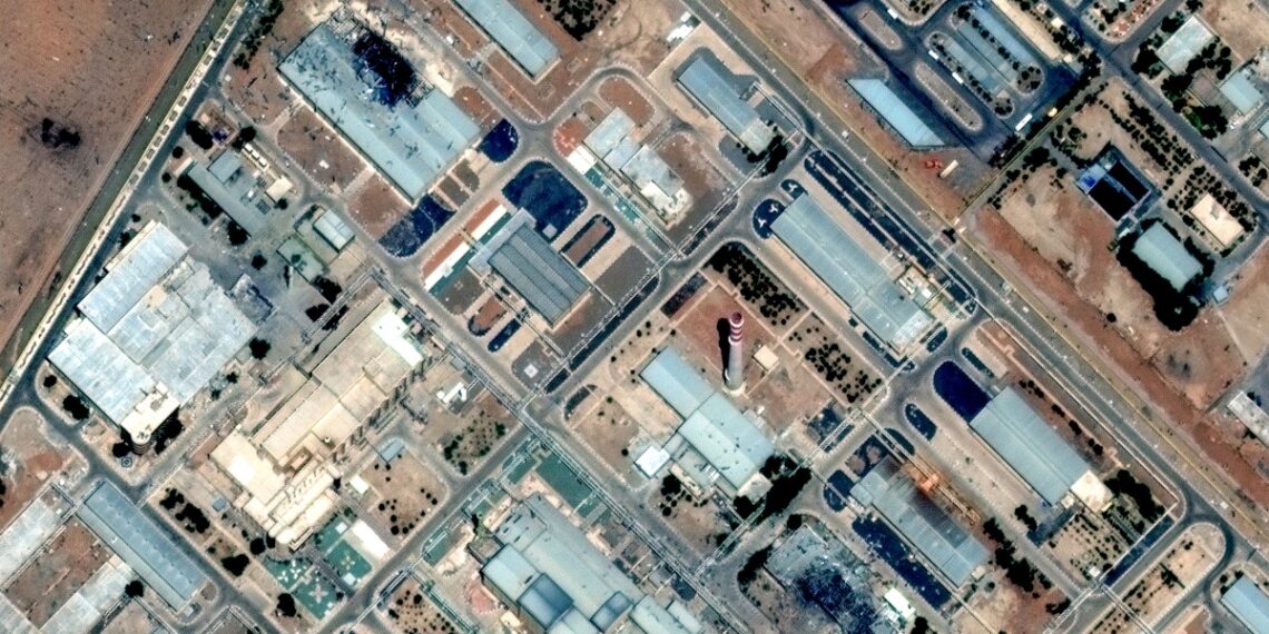 Una imagen satelital difundida por Maxar Technologies confirmó la destrucción de edificios en la planta de enriquecimiento nuclear de Isfahán, Irán, como resultado de ataques israelíes ocurridos el 14 de junio de 2025. (Photo by Satellite image ©2025 Maxar Technologies / AFP)