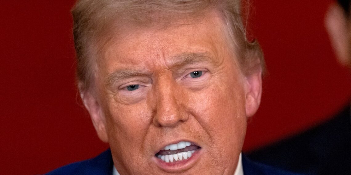 La decisión de Trump de atacar Irán ha elevado la tensión en la región con potencial efecto en la economía. (Photo by CARLOS BARRIA / POOL / AFP)