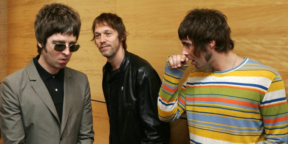(Archivo) Noel Gallagher (izq) Andy Bell (centro) Liam Gallagher, integrantes de Oasis. (Photo by Mike CLARKE / AFP)