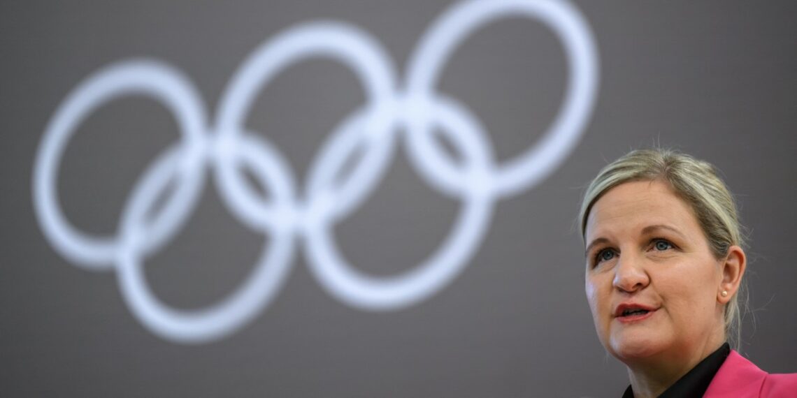 Kirsty Coventry, presidenta del Comité Olímpico Internacional está enfrentando la controversia de las personas con niveles atípicos. (Photo by Fabrice COFFRINI / AFP)