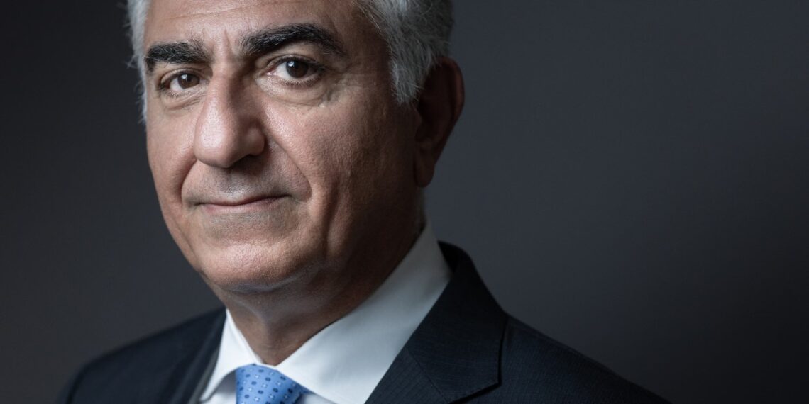 Reza Pahlavi, parte de la derrocada monarquía iraní, habla de la oportunidad de lograr la caída del régimen actual. (Photo by JOEL SAGET / AFP)