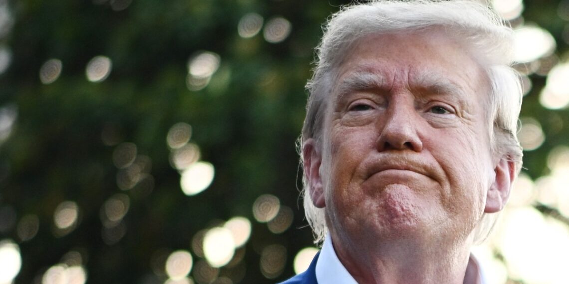 El presidente Donald Trump mostró su molestia contra Irán e Israel por violar su alto al fuego. (Photo by Mandel NGAN / AFP)