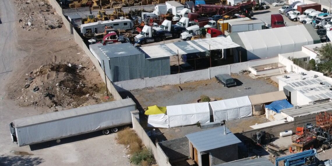 Vista del sitio donde se localizaron 383 cuerpos sin inhumar por parte de un crematorio en Ciudad Juárez, Chihuahua. (Photo by Herika Martinez / AFP)