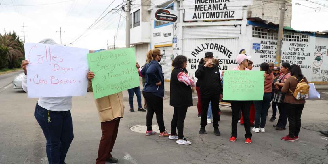 Calles intransitables: vecinos protestan y exigen bacheo urgente en Puebla