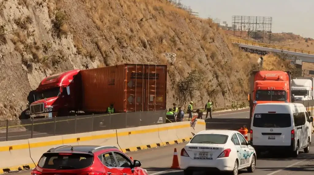 De acuerdo con el Departamento de Transporte, la medida aplica a los conductores de camiones y autobuses que participan en el comercio interestatal. (Cuartoscuro)