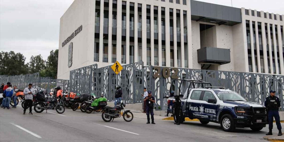 Cierres viales y protestas en Puebla por la aprobación de la Ley Chaleco