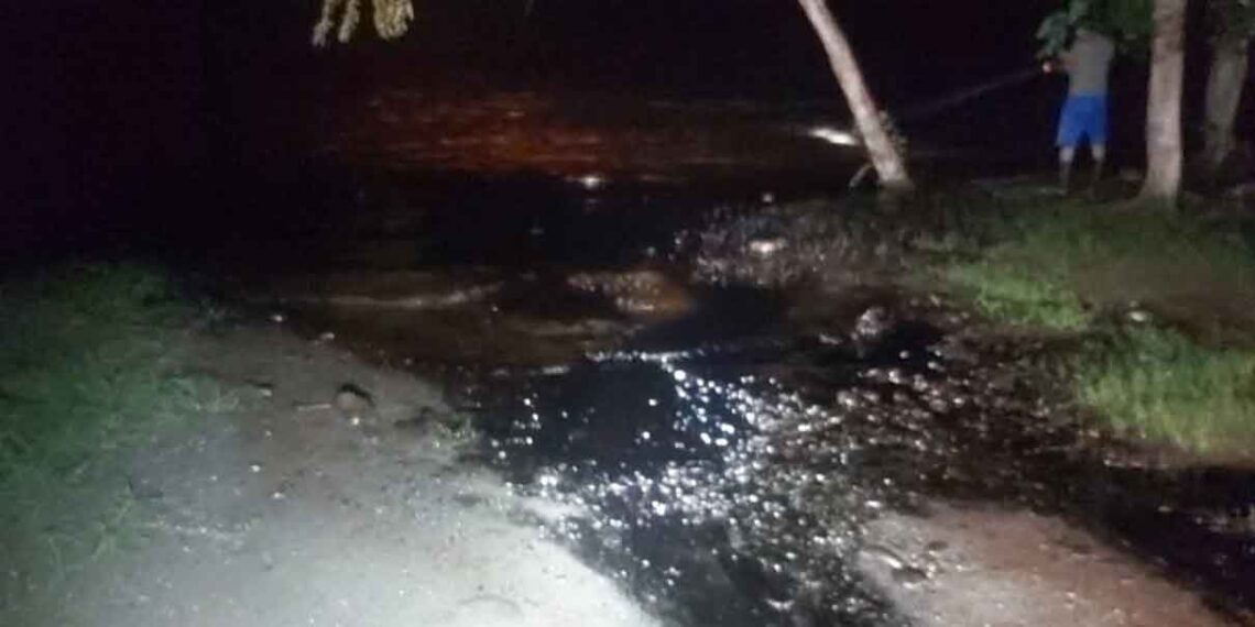 Derrame de hidrocarburos en ductos de PEMEX afecta al río San Marcos en Jalpan