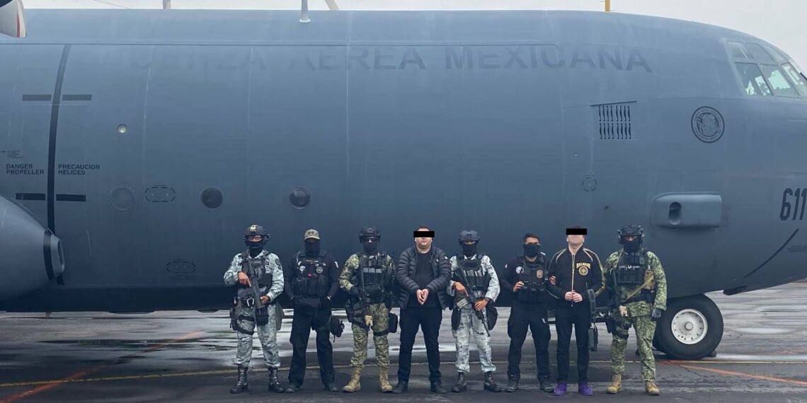 “El Flaquito” esposado y flanqueado por elementos de la Sedena, Guardia Nacional y FGR frente a una aeronave de la Fuerza Aérea Mexicana en la CDMX tras su detención en Tijuana.