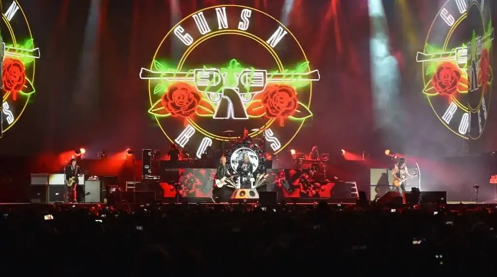 Guns N' Roses se presenta en el escenario durante el segundo día del Festival de Música y Artes del Valle de Coachella 2016, en California, Estados Unidos. (AFP)