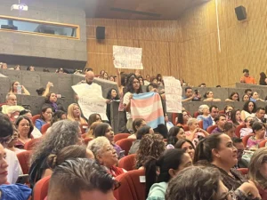 Activistas manifestándose durante la conferencia