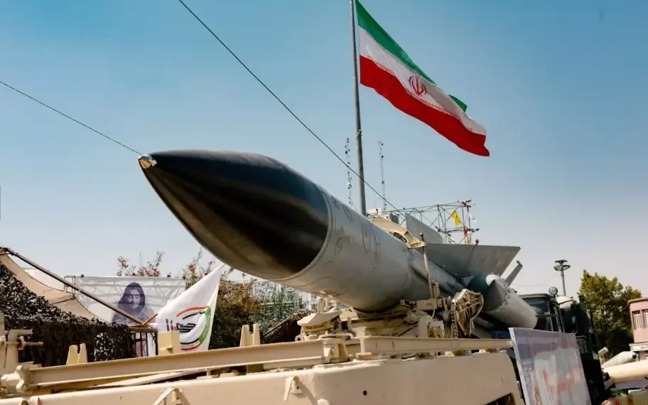 Un sistema de misiles tierra-aire se exhibe mientras se muestra armamento pesado, incluidos misiles balísticos, sistemas de defensa aérea y vehículos aéreos no tripulados, durante una exposición que conmemora el 44 aniversario de la guerra de 8 años con Irak, en la Plaza Baharestan en Teherán, Irán. (Hossein Beris/Getty Images)