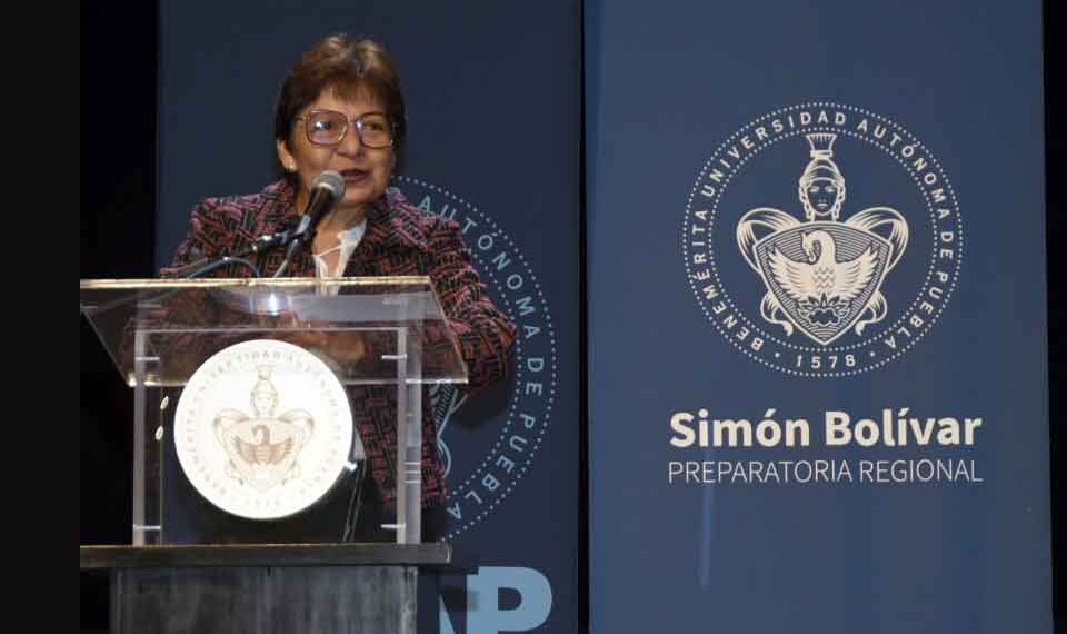 Lilia Cedillo destaca logro de jóvenes graduados de Prepa Simón Bolívar y Medicina Veterinaria